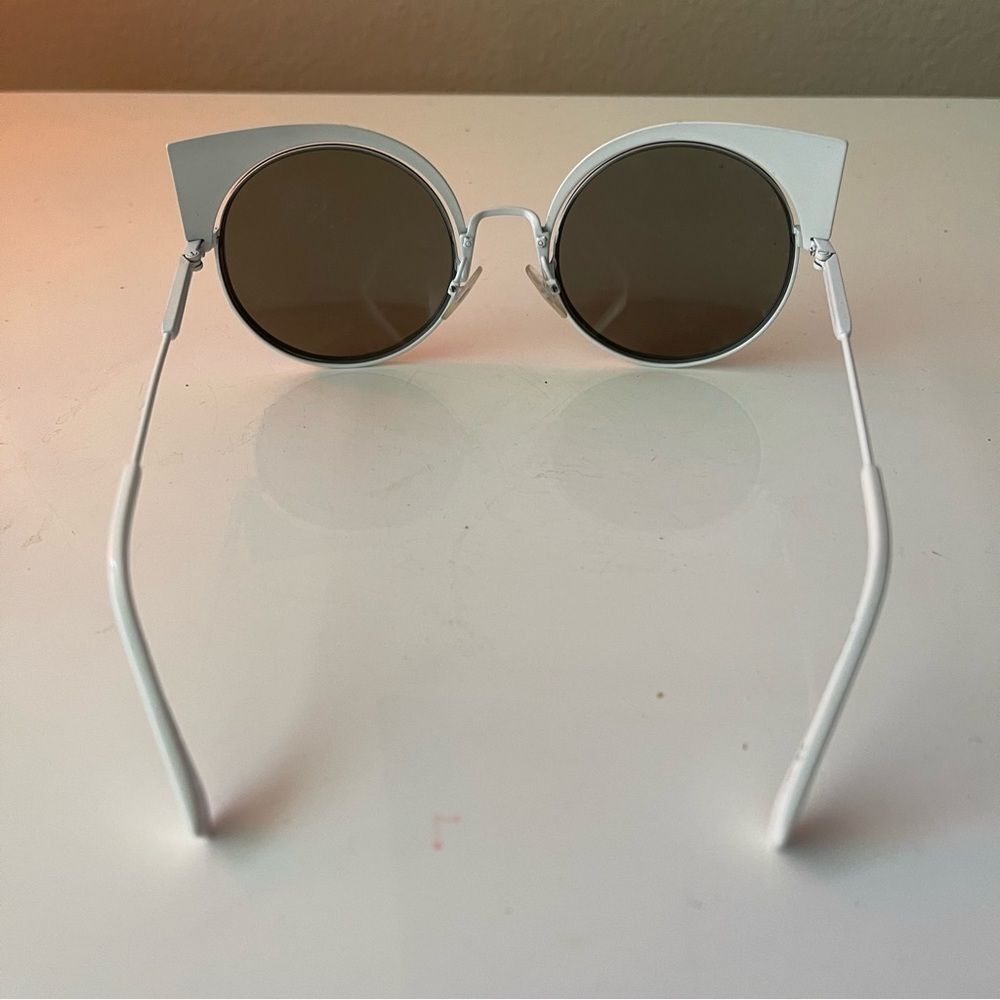 FENDI Woman White Cat Eye Sunglasses - Picture 4 of 7